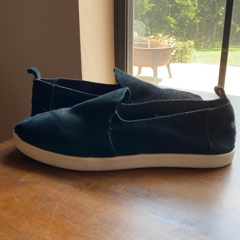 TOMS
Women's Black Cup Sole Suede Flat.